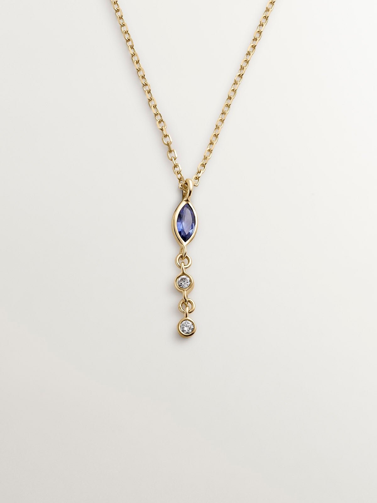Colgante de oro amarillo de 9K con zafiro azul y diamantes