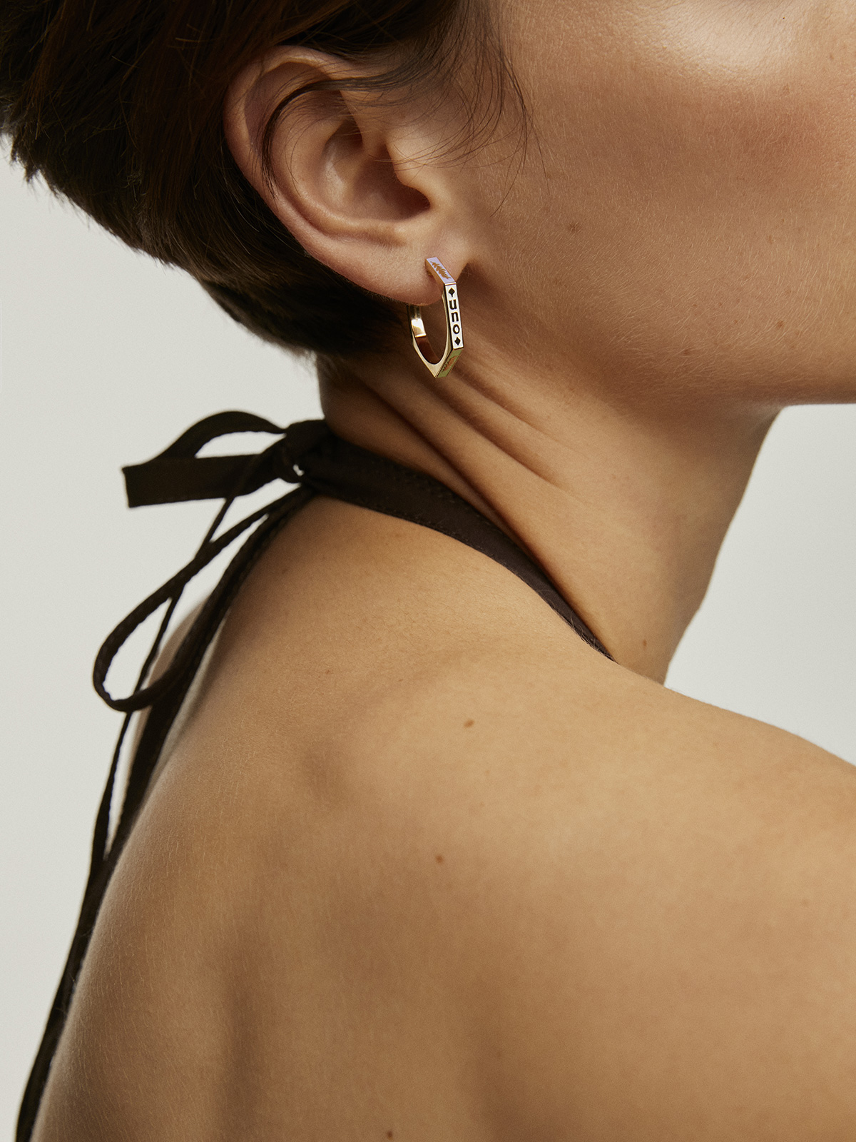 Large hoop earrings made from 925 silver coated in 18K yellow gold, featuring a geometric shape and multicolored enamel.