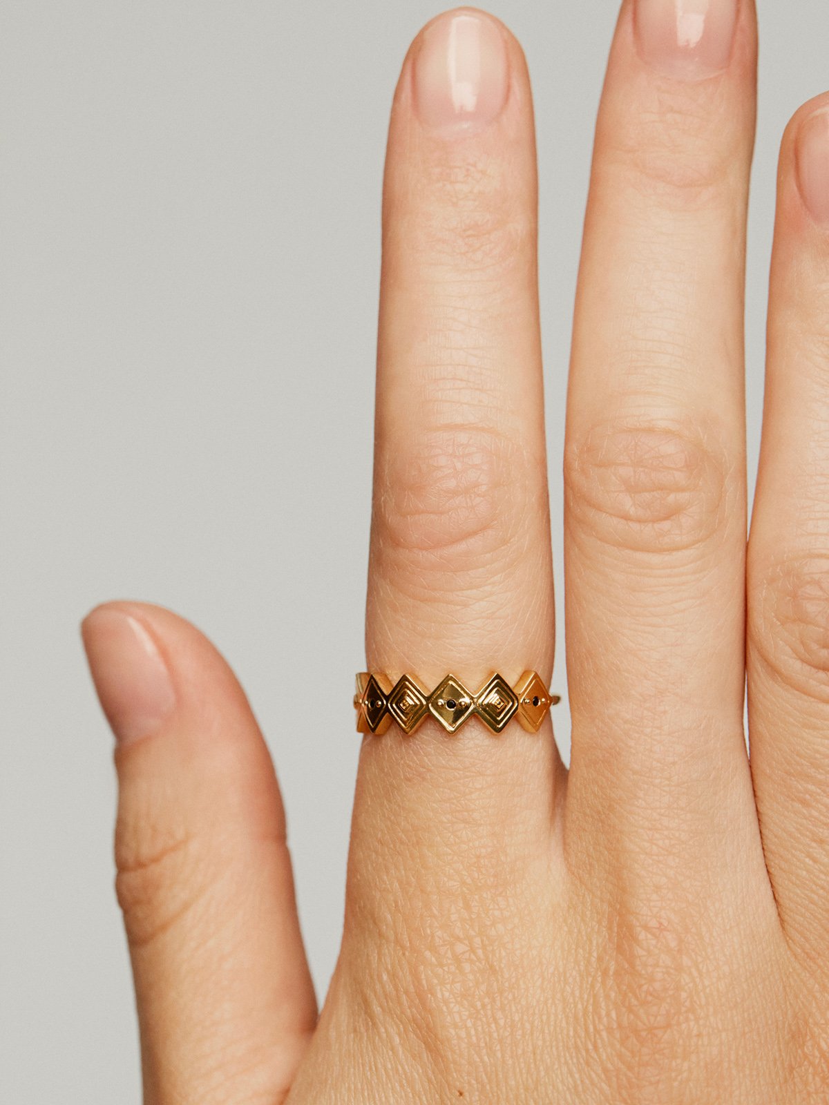 Anillo de plata 925 bañada en oro amarillo de 18K con espinelas negras