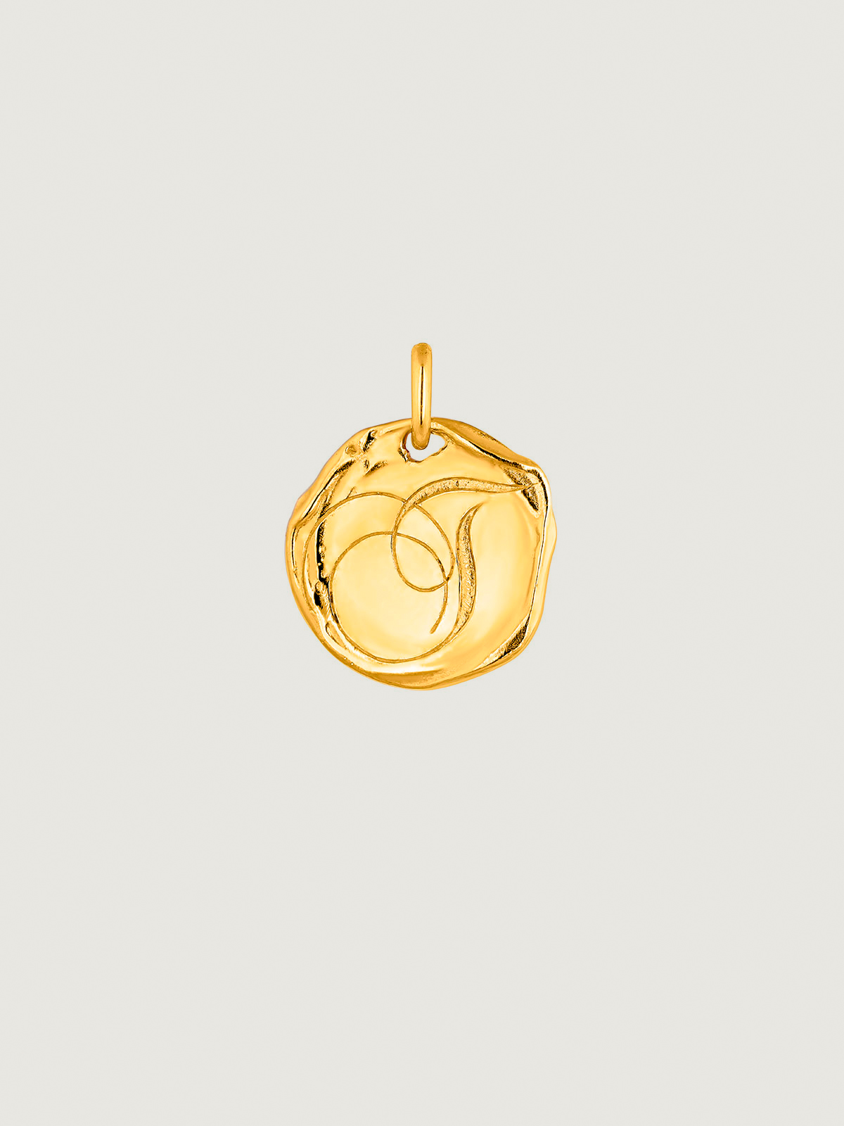 Charm artesanal de plata 925 bañada en oro amarillo de 18K con inicial T