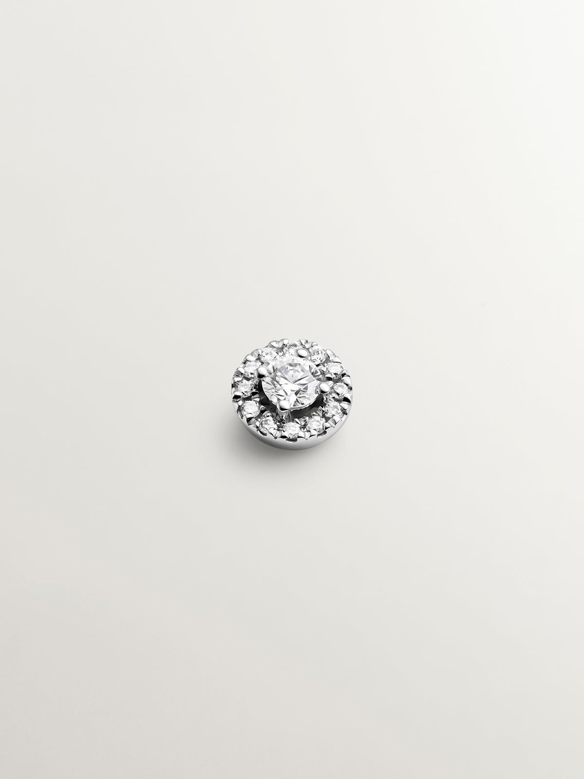 Pendiente individual de oro blanco de 18K con orla de diamantes 0,1 cts