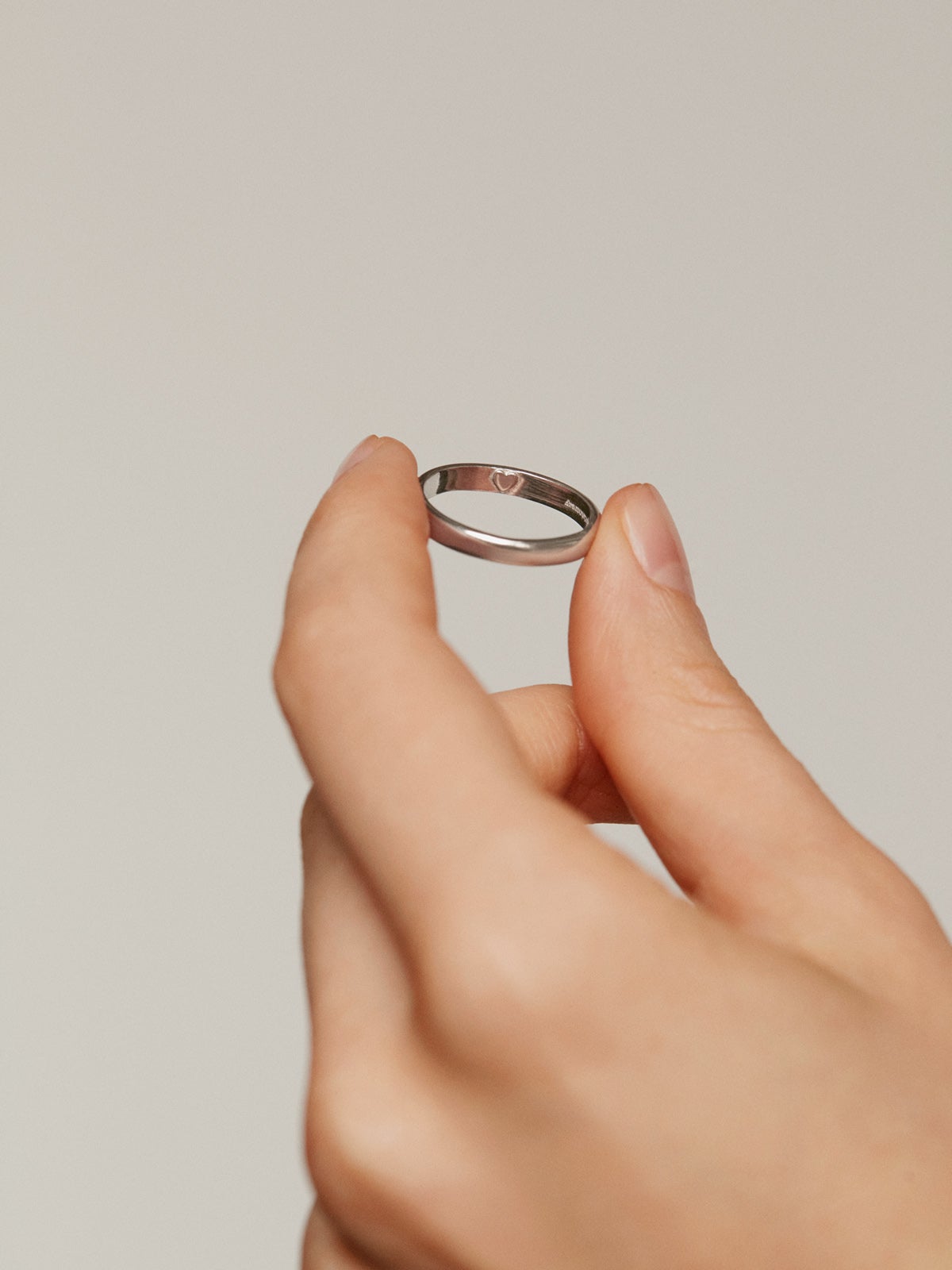 925 Silver band ring with an interior heart.