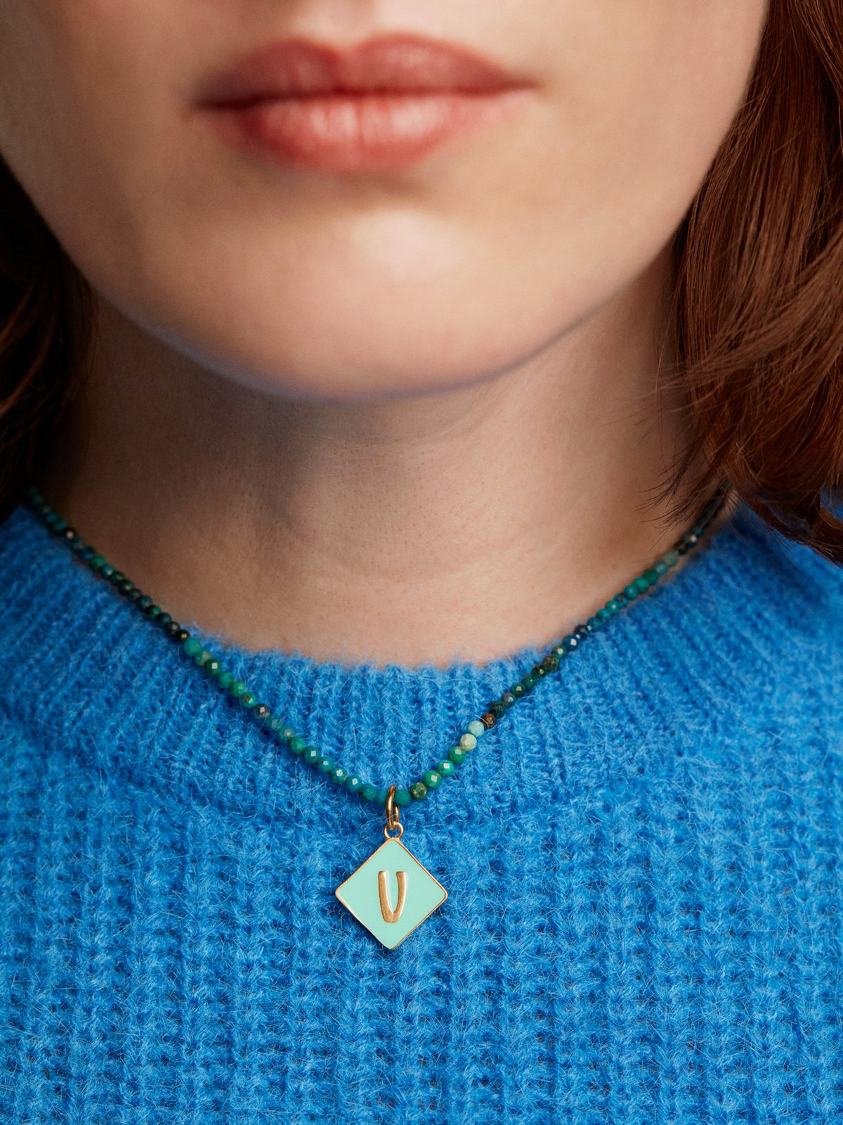 Breloque en argent 925 plaqué or jaune 18K avec initiale V et émail turquoise en forme de diamant