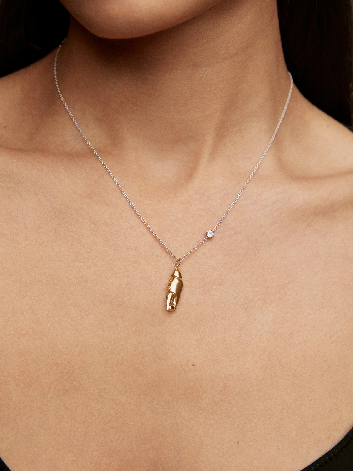 Charm de plata 925 bañada en oro amarillo de 18K con espinela negra y forma de pinza