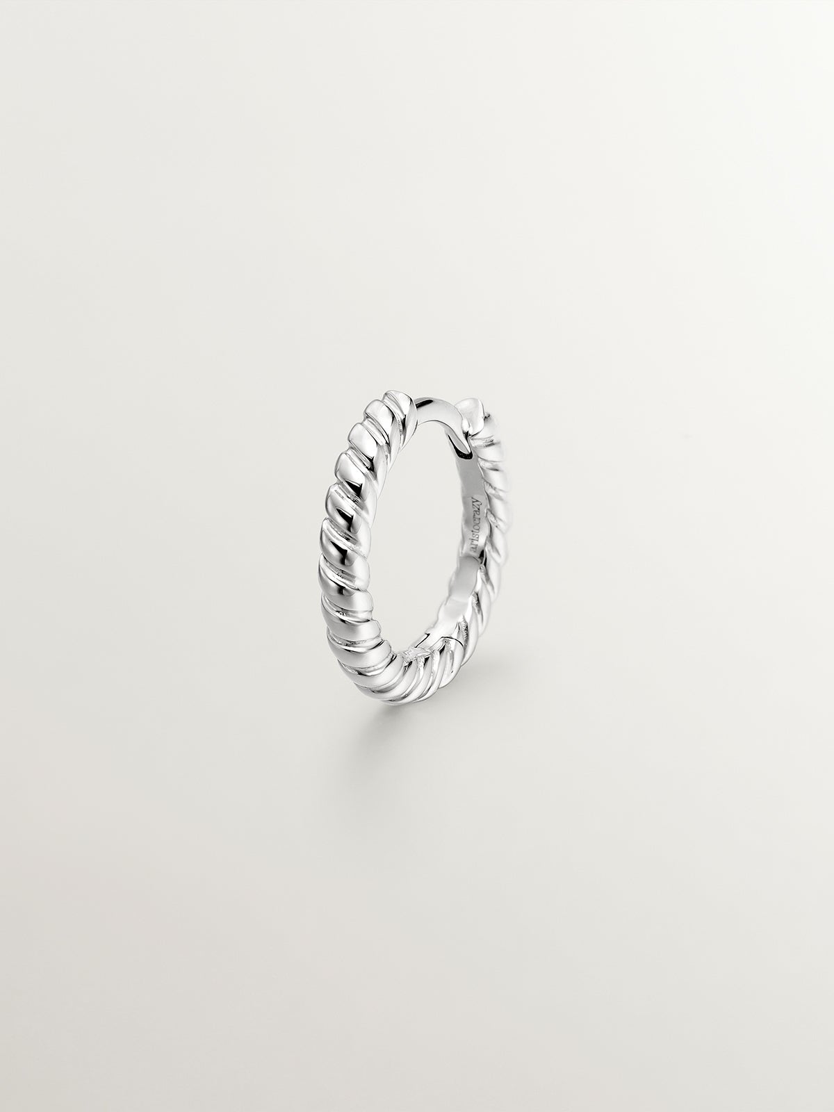 Pendiente individual de aro de oro blanco de 18K con textura gallonada