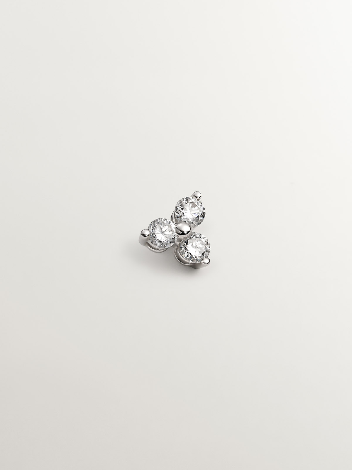 Single 18K white gold earring with diamond clover.