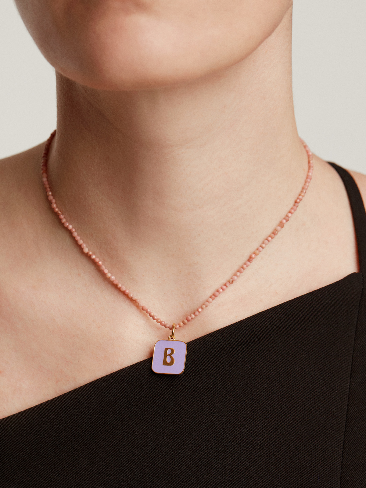Breloque en argent 925 plaqué or jaune 18 carats avec l'initiale B et émail lilas dans une forme carrée