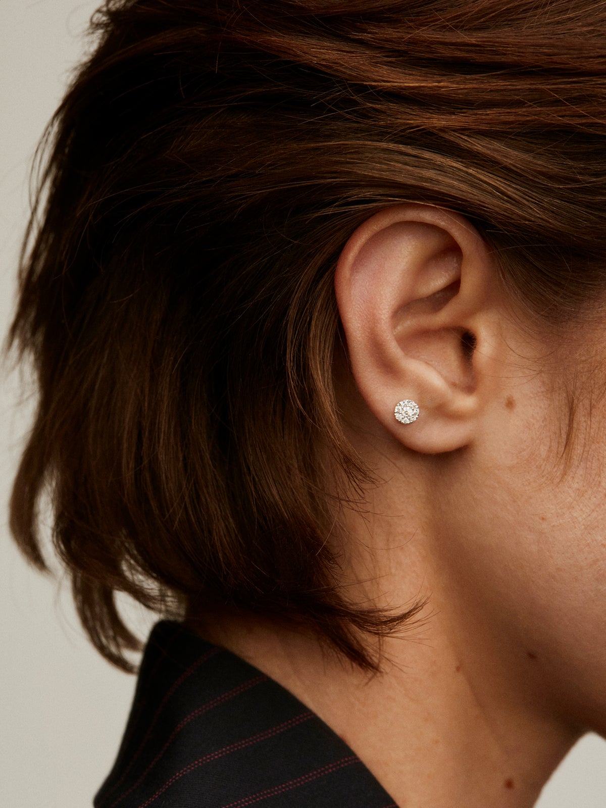 Boucle d'oreille individuelle en or blanc 18K avec rosette de diamants de 0,14 cts.