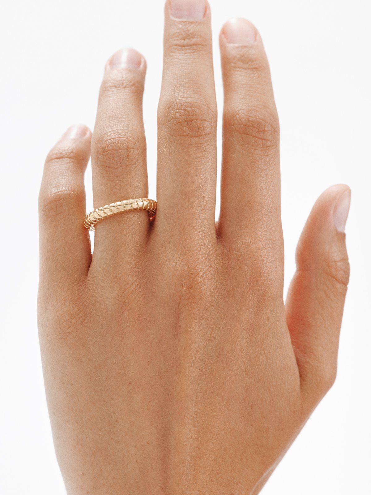 Anillo mediano gallonado de plata 925 bañada en oro de 18K