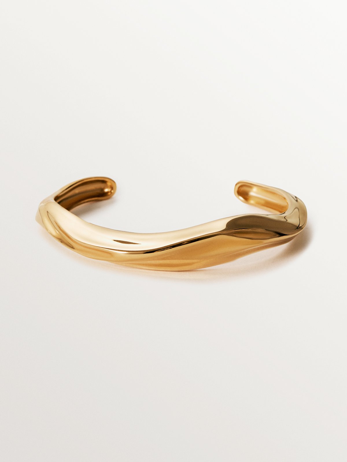 Rigid 18K yellow gold plated 925 silver bracelet with texture