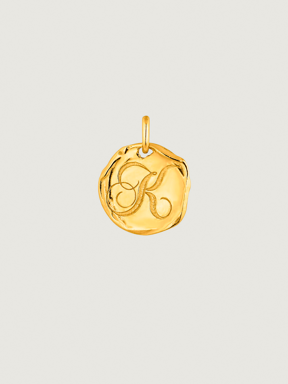 Charm artesanal de plata 925 bañada en oro amarillo de 18K con inicial K
