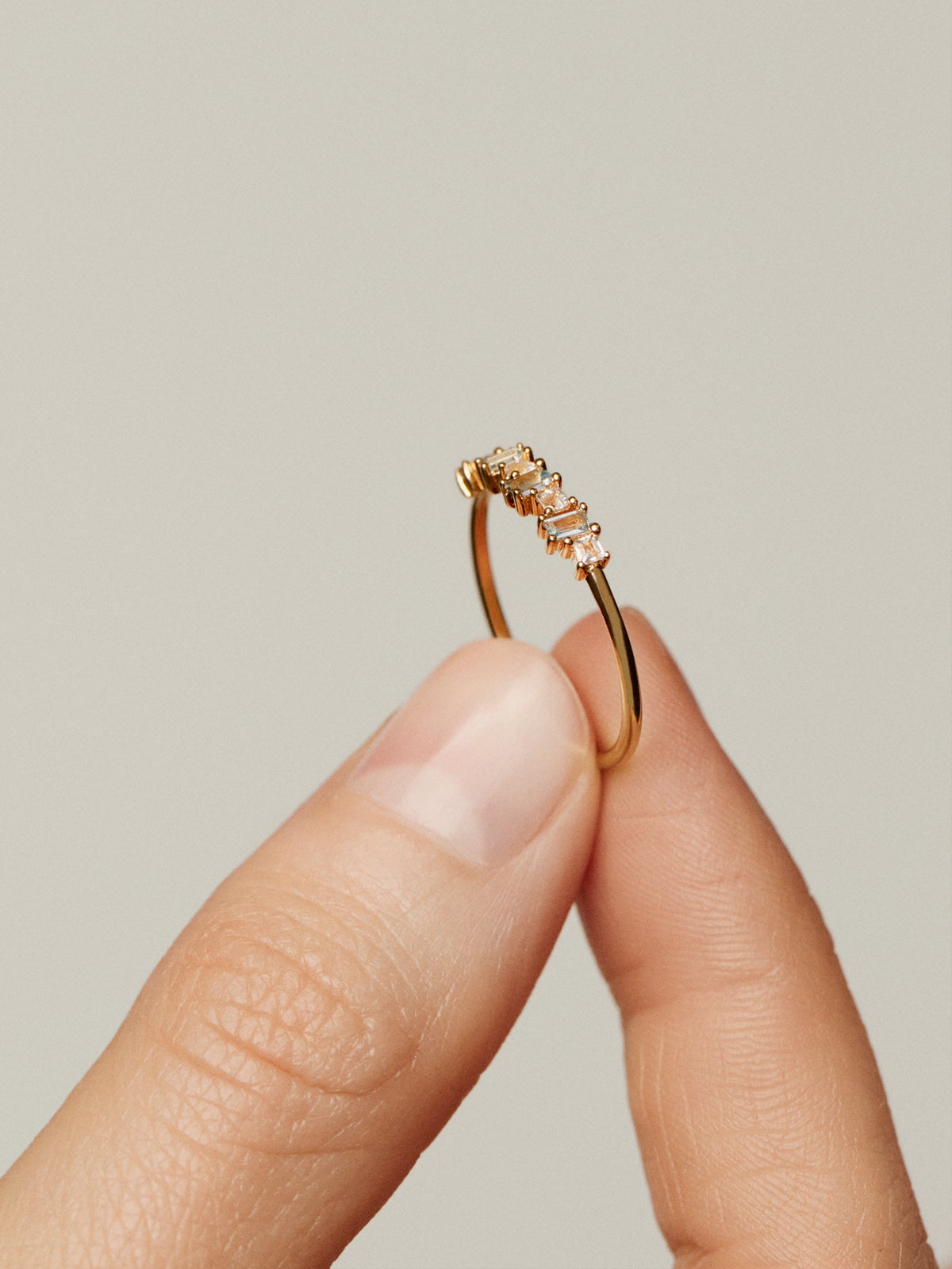 Anillo de plata 925 bañada en oro amarillo de 18K con topacios azul swiss y blancos