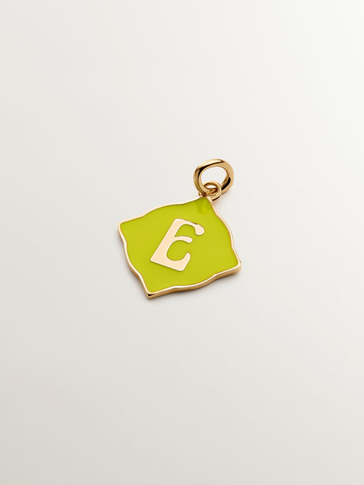 Charm de plata 925 bañada en oro amarillo de 18K con inicial E y esmalte amarillo con forma de rombo irregular
