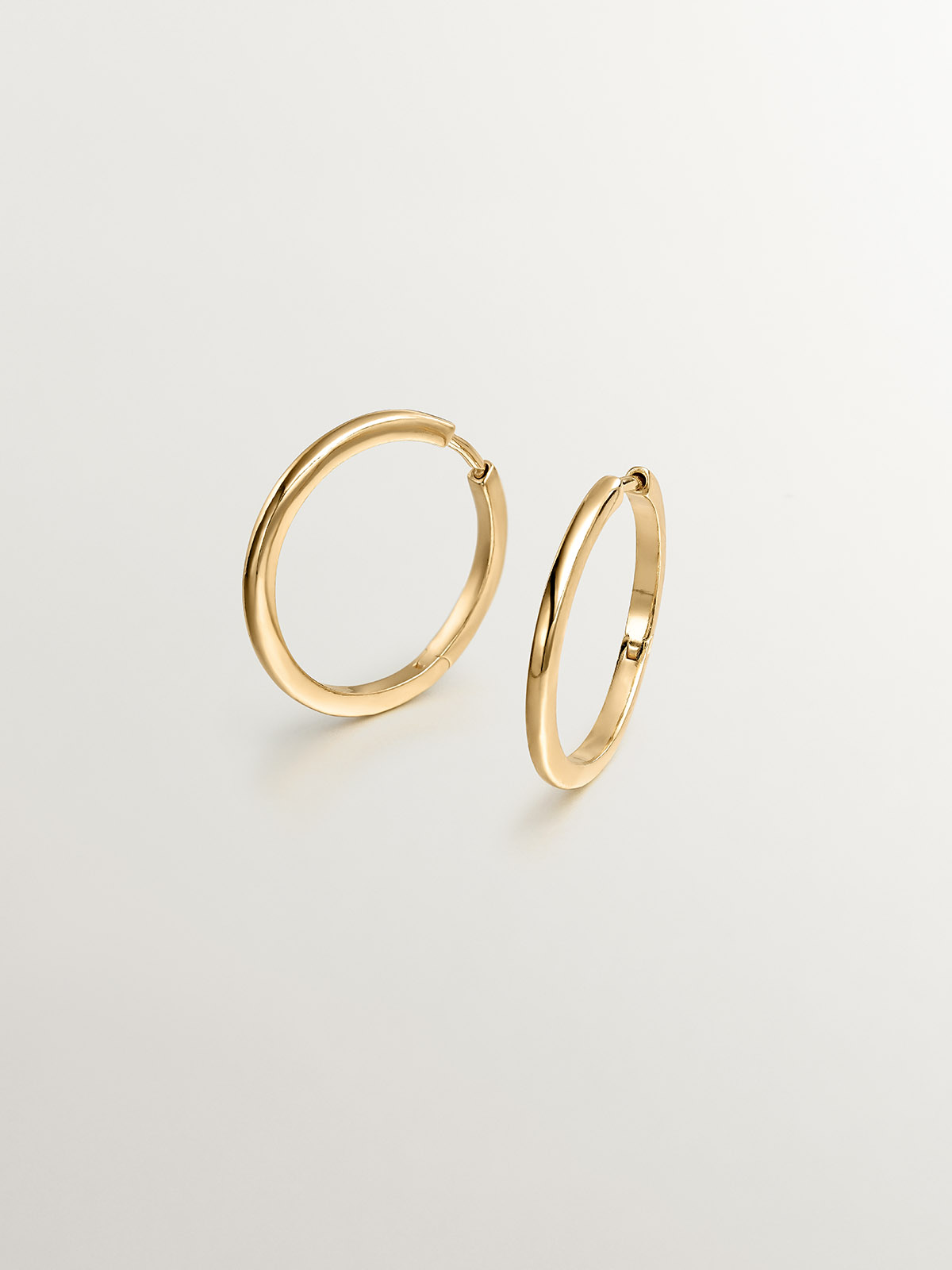 Medium-sized hoop earrings made of 925 silver, coated in 18K yellow gold.