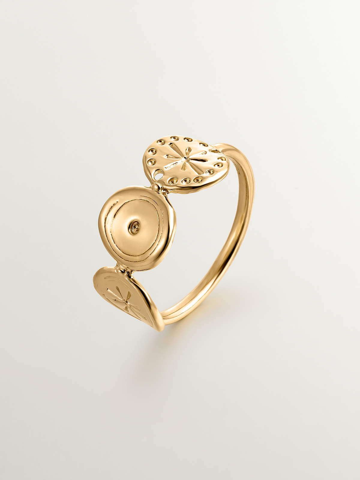 925 Silver ring bathed in 18K yellow gold with ethnic motifs.