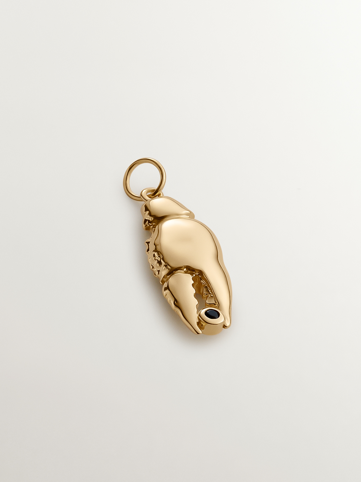 Charm de plata 925 bañada en oro amarillo de 18K con espinela negra y forma de pinza
