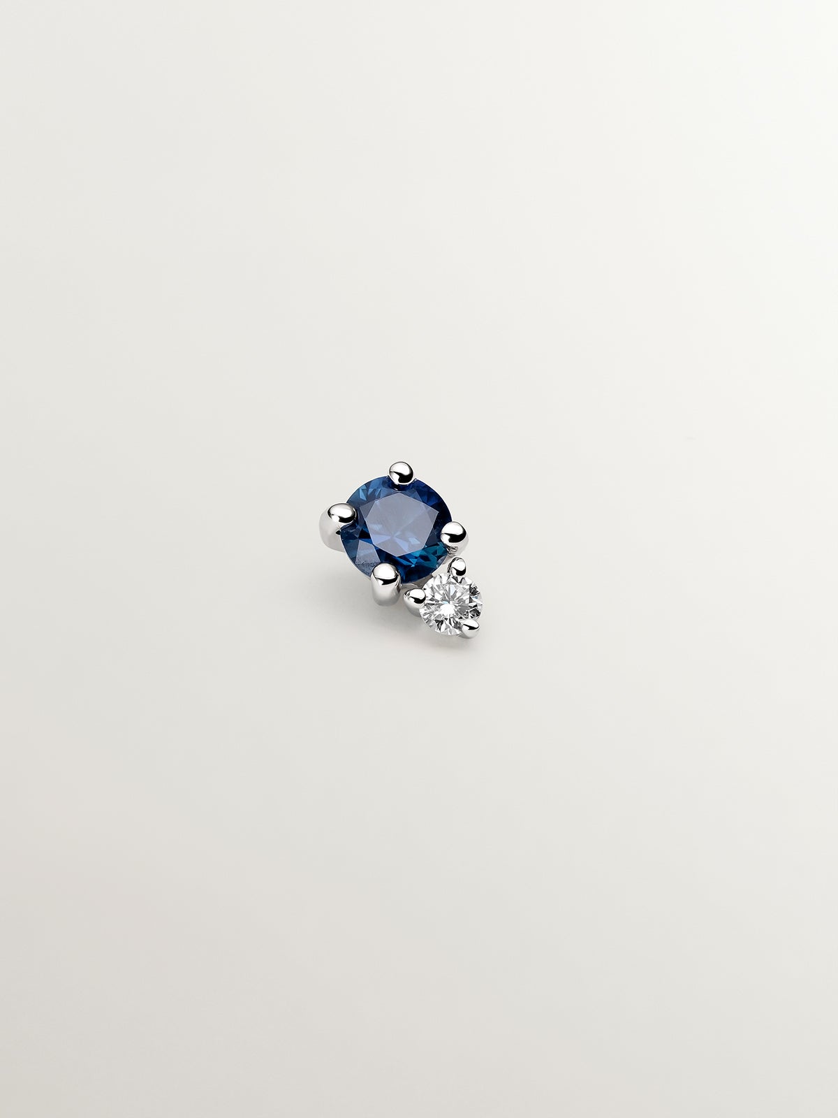 Boucle d'oreille individuelle en or blanc 9K avec saphir et diamant