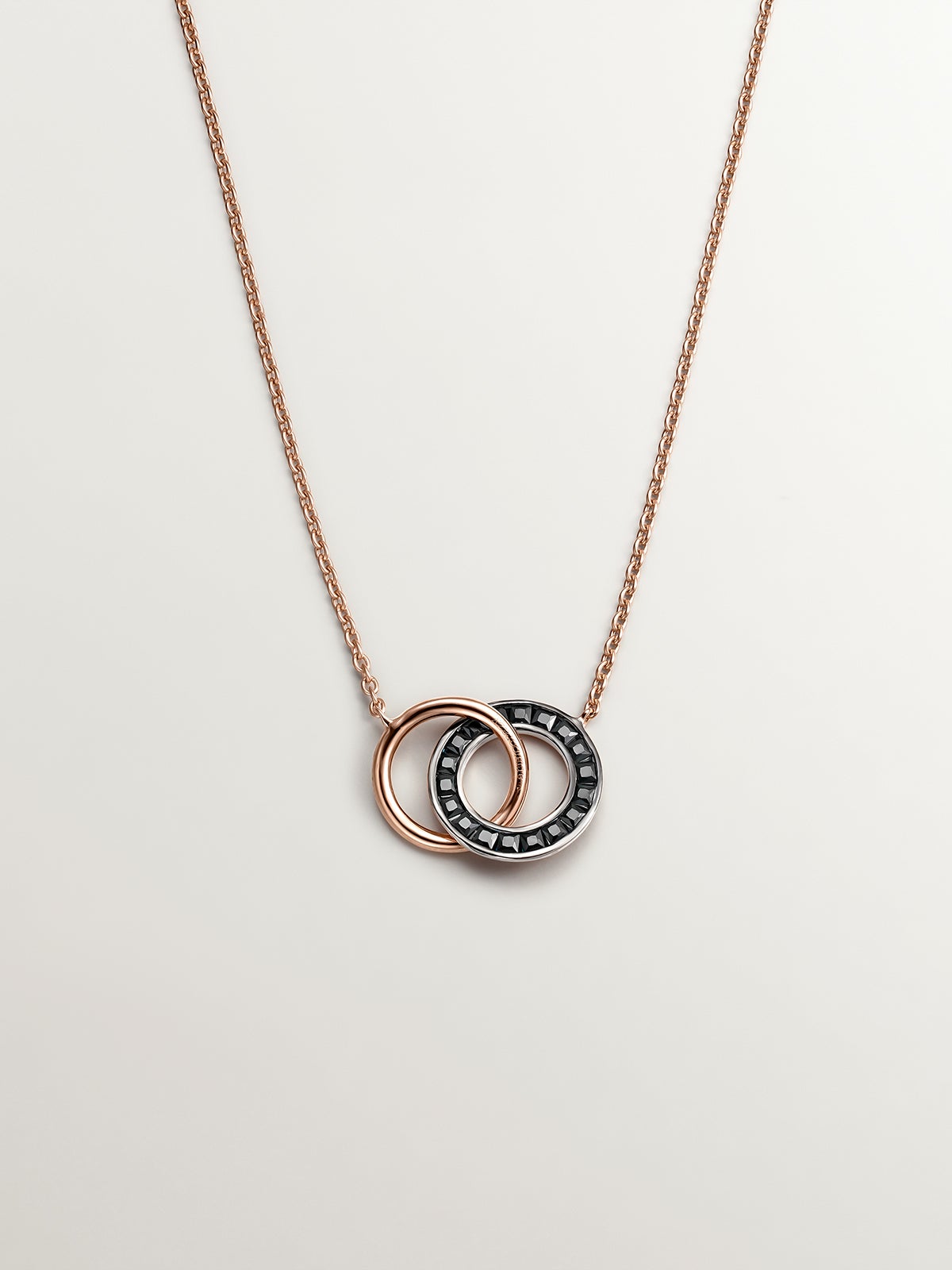 Pendentif en argent 925 plaqué en or rose 18K avec des cercles et des spinelles noirs