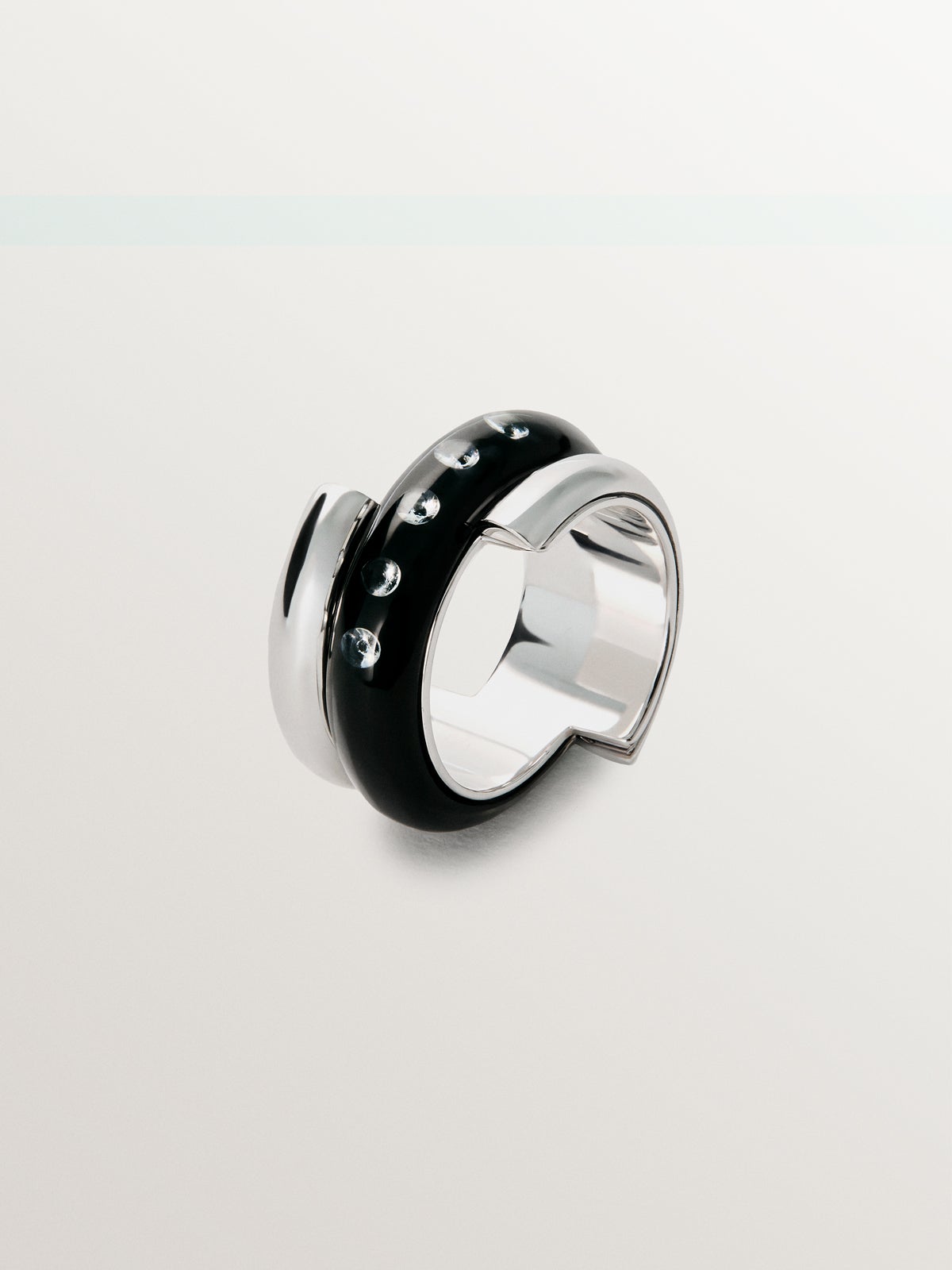 Anillo de plata 925 con esmalte negro y circones suspendidos en resina