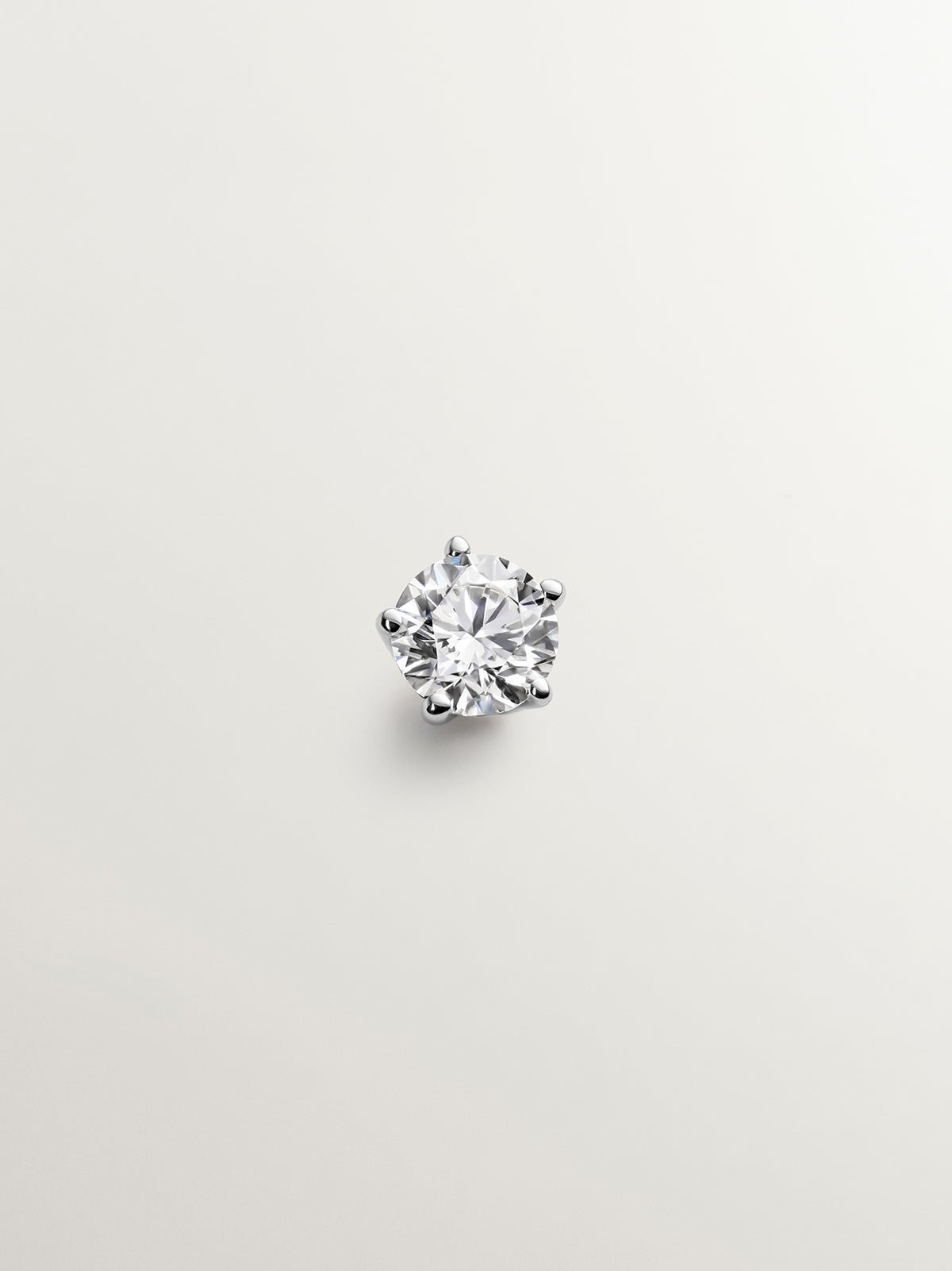 Pendiente solitario de oro blanco de 18K con diamante 0,20 cts