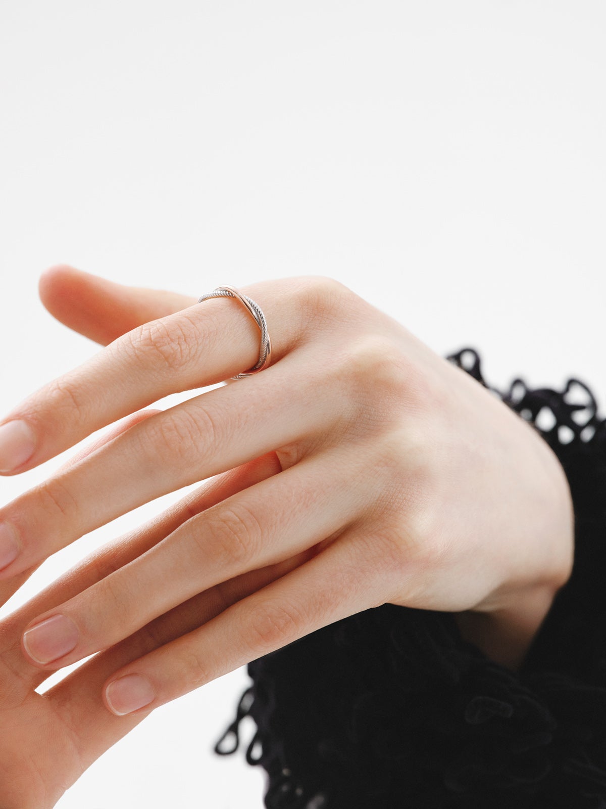 Double twisted ring made of 925 silver bathed in 18K rose gold.