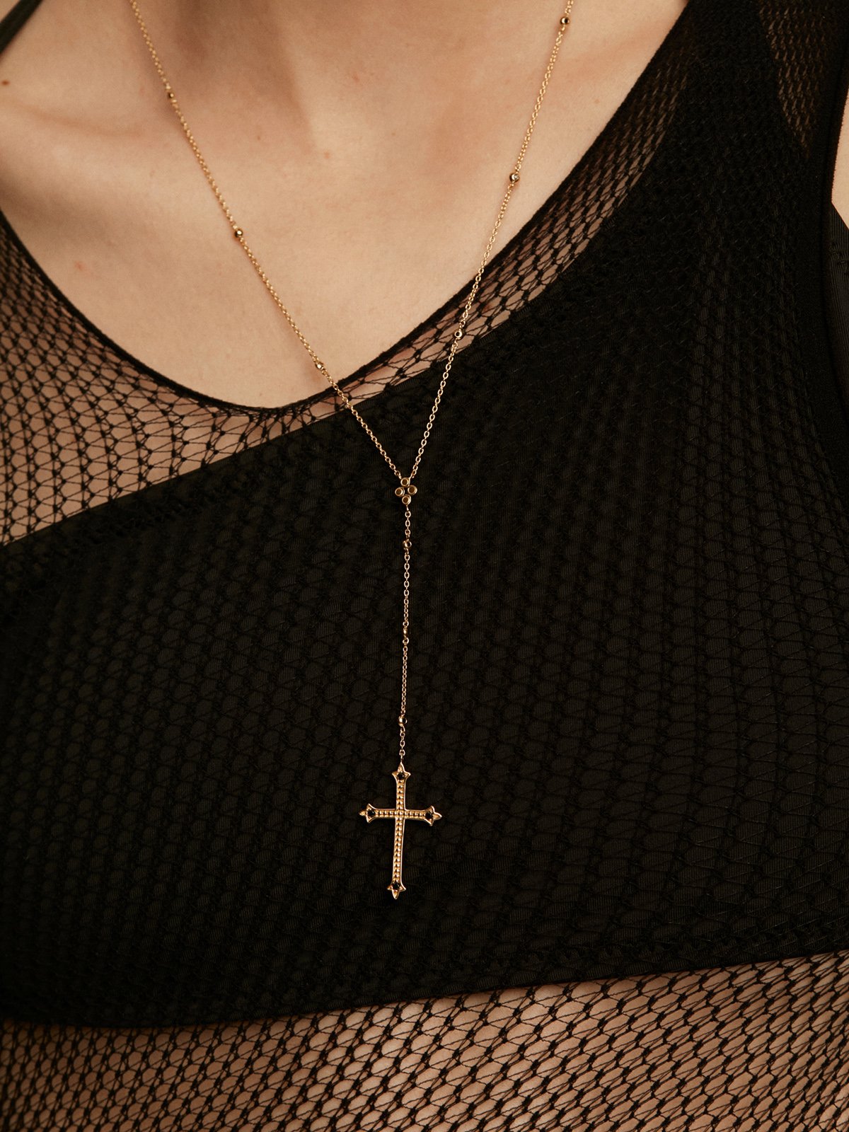 Collier en argent 925 plaqué or jaune 18K avec une grande croix et des spinelles.