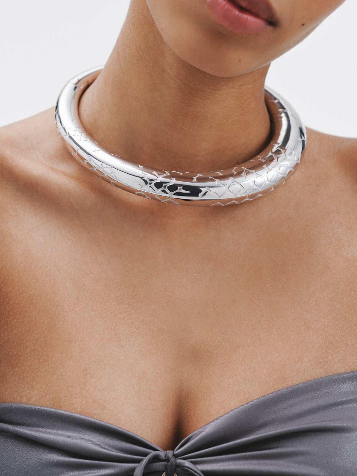 Collier bombé en argent 925 texture serpent