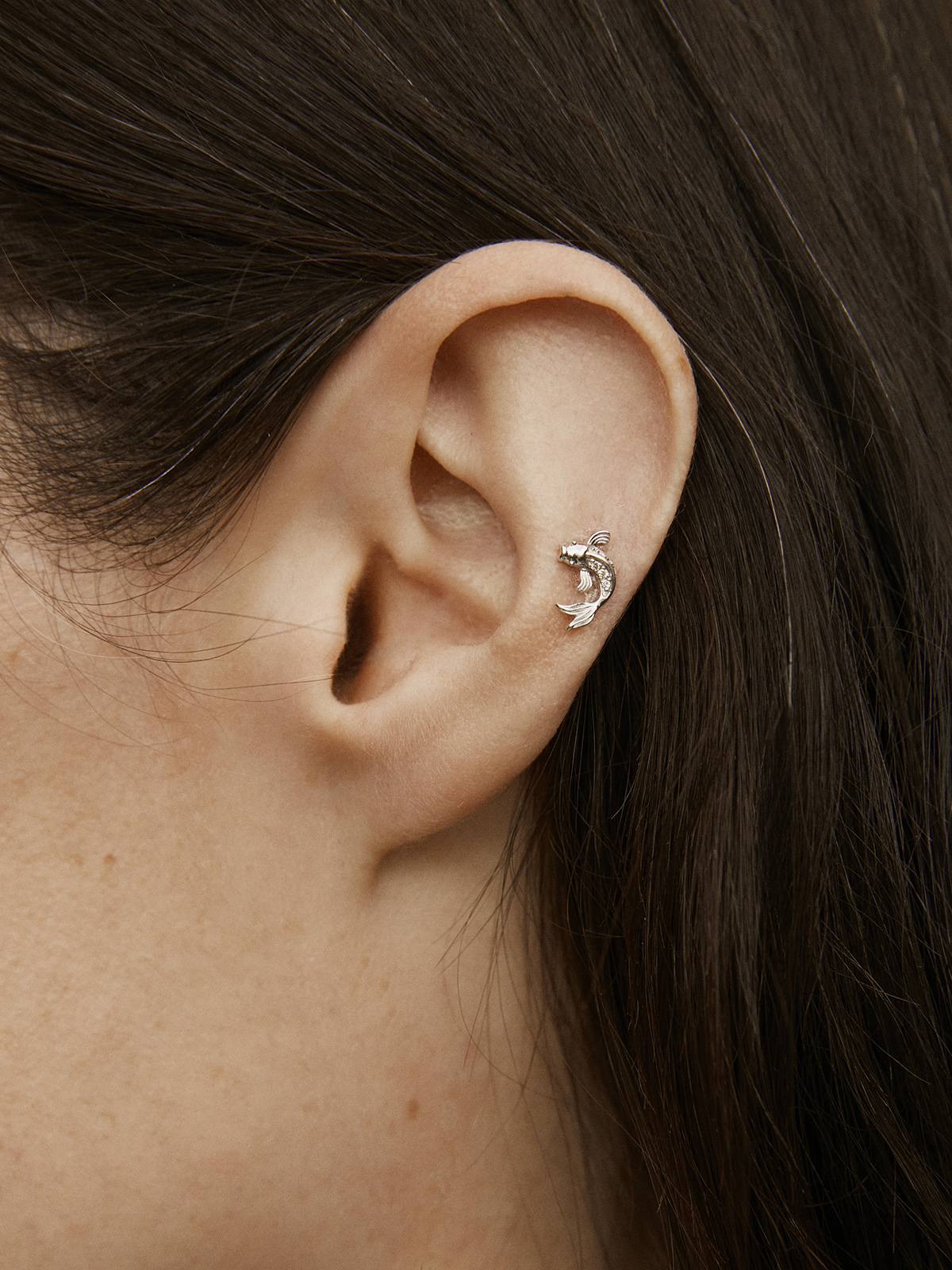 18K White Gold Piercing with Diamonds and Fish Shape