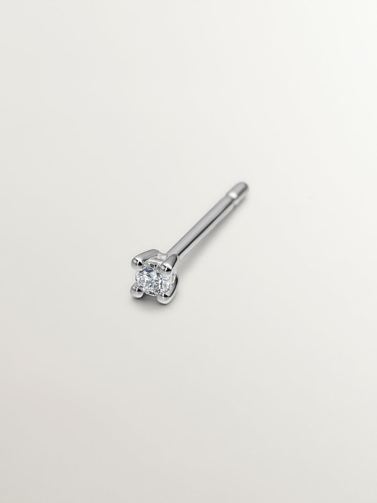 Pendiente individual de oro blanco de 18K con diamante