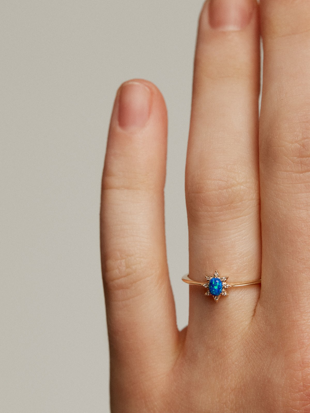Anillo de oro amarillo de 18K con ópalo azul lab grown y diamantes blancos