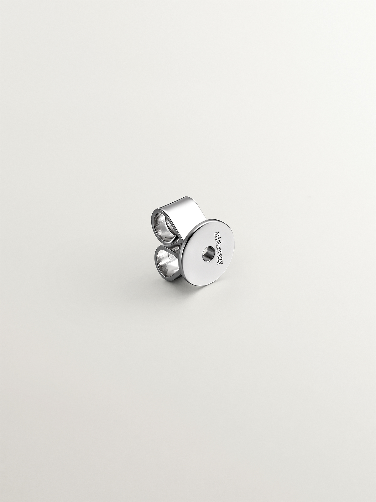 Butterfly style snap closure in 18K white gold