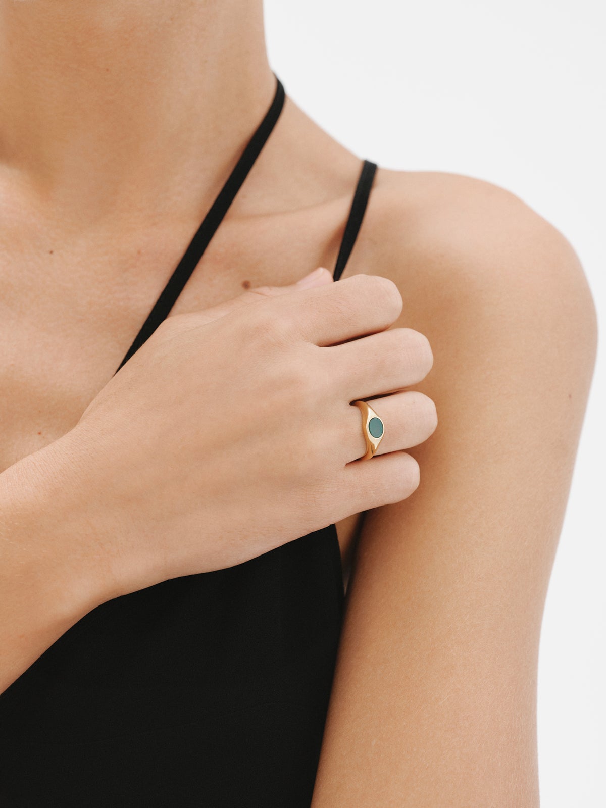 Anillo estilo sello de plata 925 bañada en oro amarillo de 18K con ónix verde central.