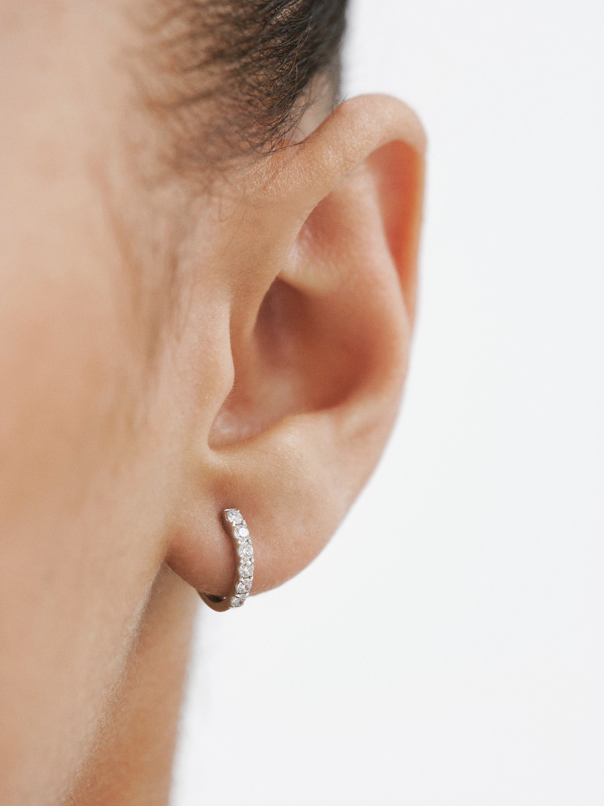 Boucle d'oreille unique en or blanc 18 carats avec diamant taille brillant
