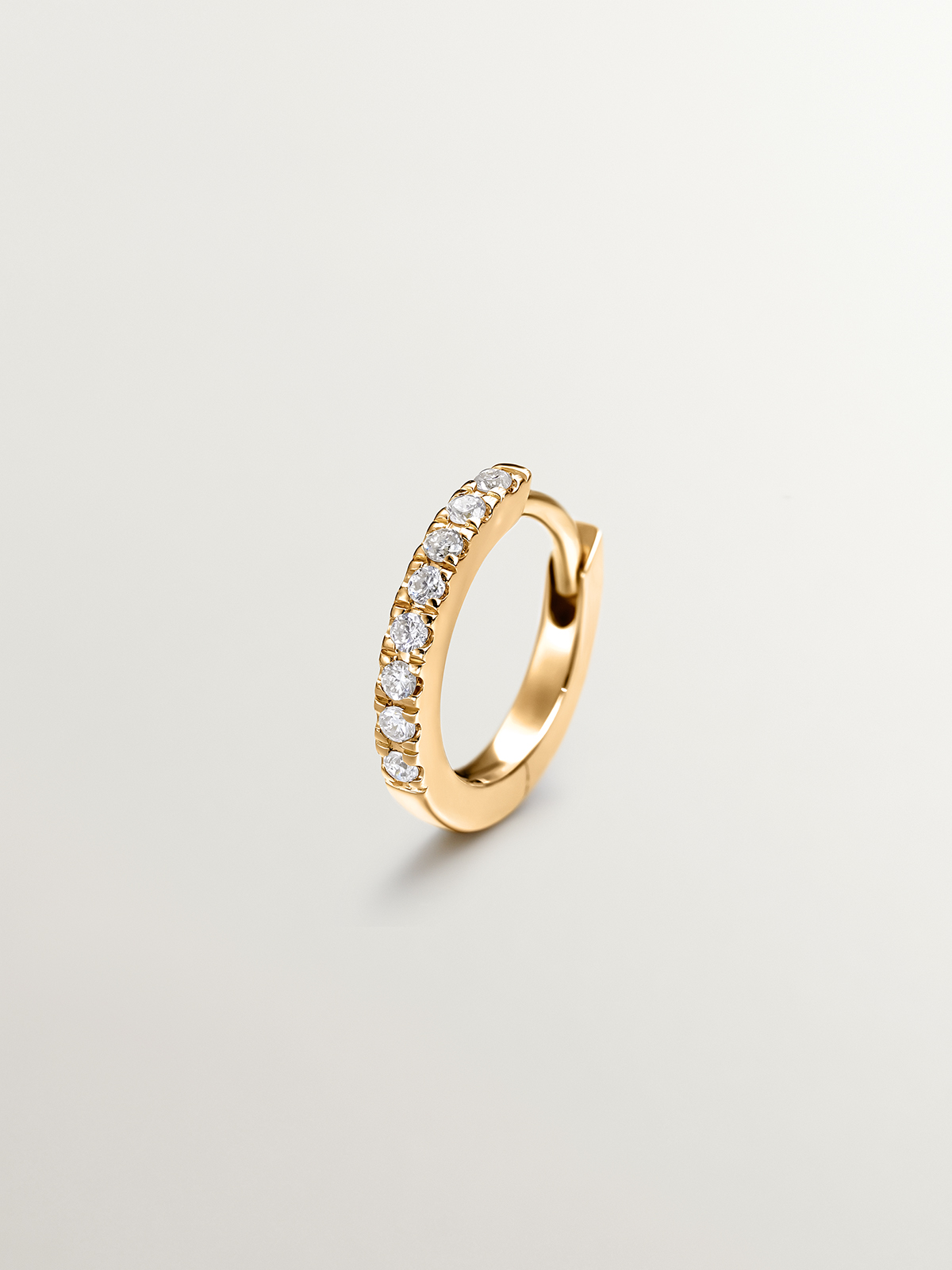 Individual 18K yellow gold hoop earring with diamonds