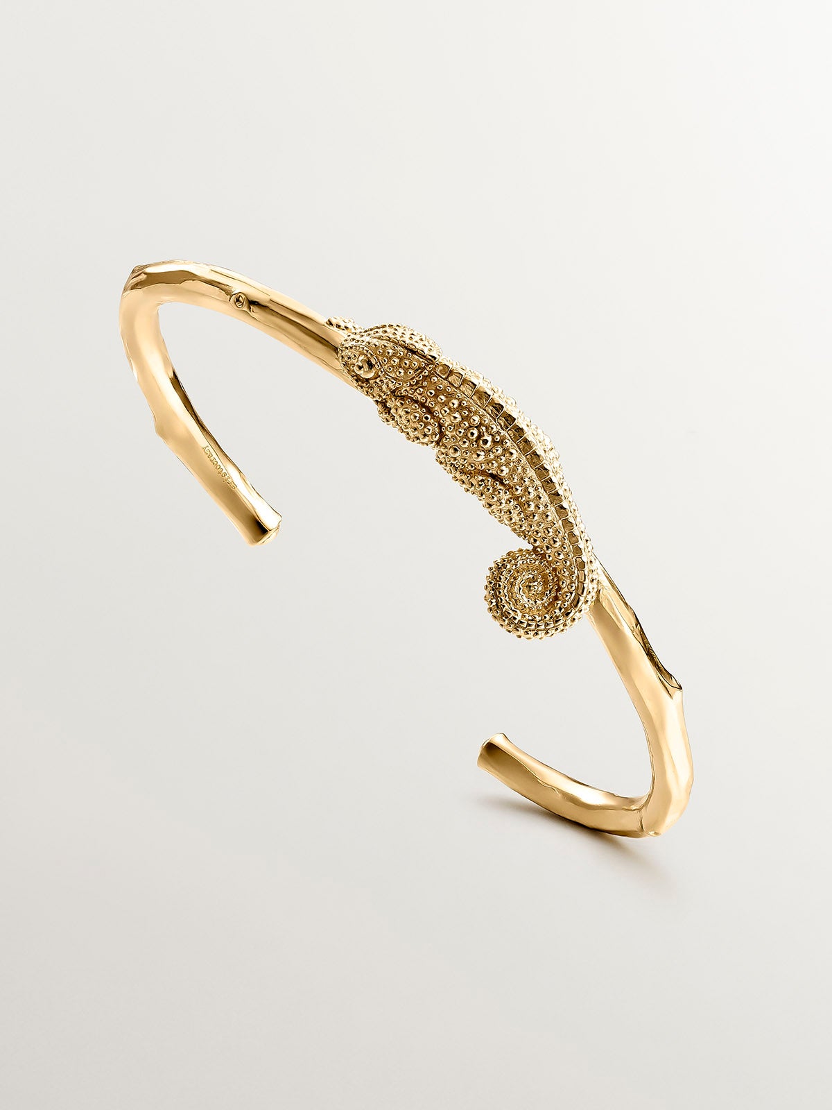 Pulsera rígida de plata 925 bañada en oro amarillo de 18K con textura de bambú y camaleón