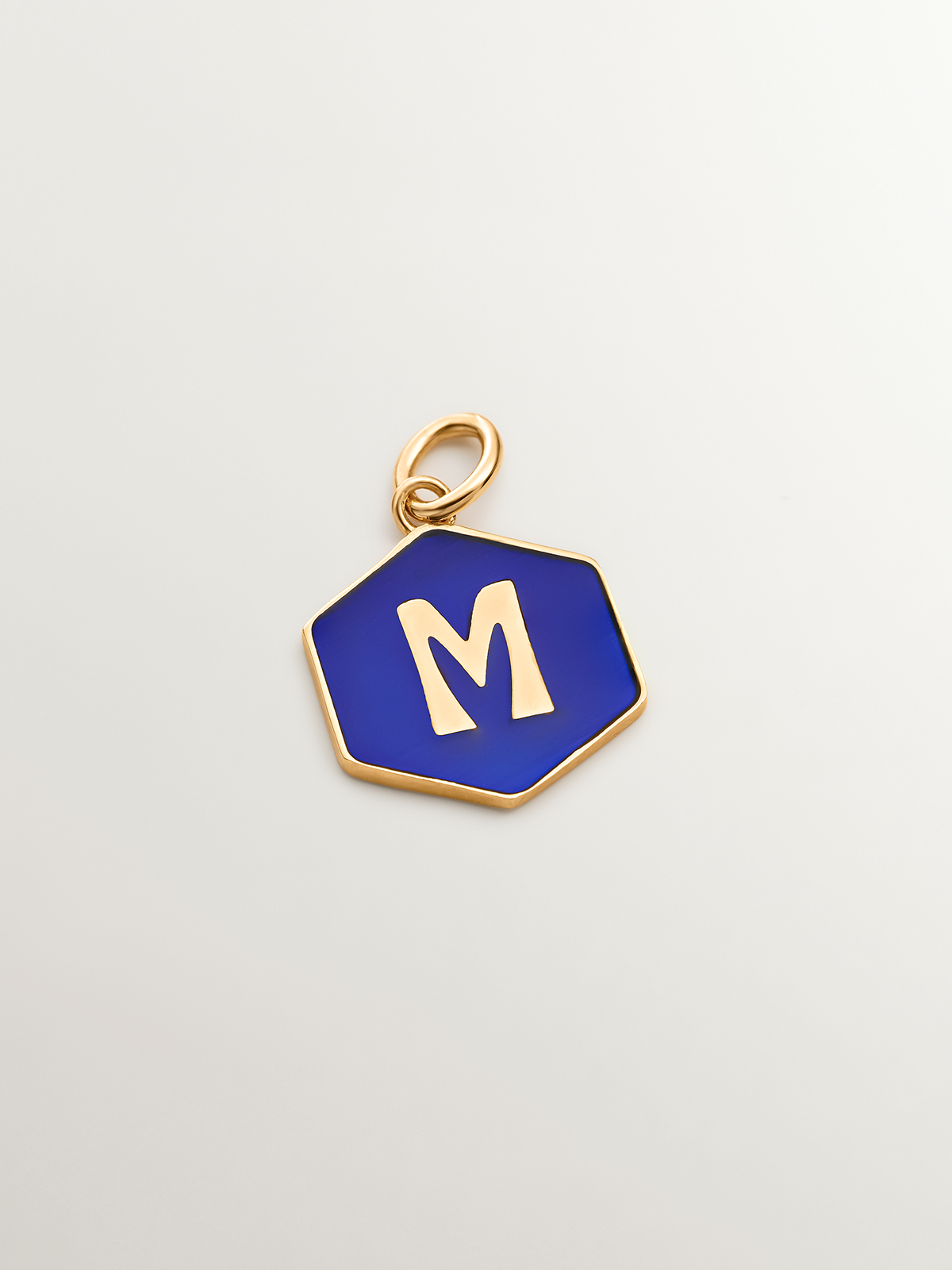 Charm de plata 925 bañada en oro amarillo de 18K con inicial M y esmalte azul con forma hexagonal
