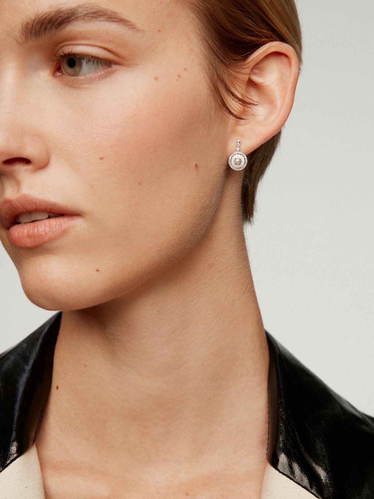 Pendientes de plata 925 y oro blanco de 18K con perlas blancas, diamantes blancos y esmalte gris 