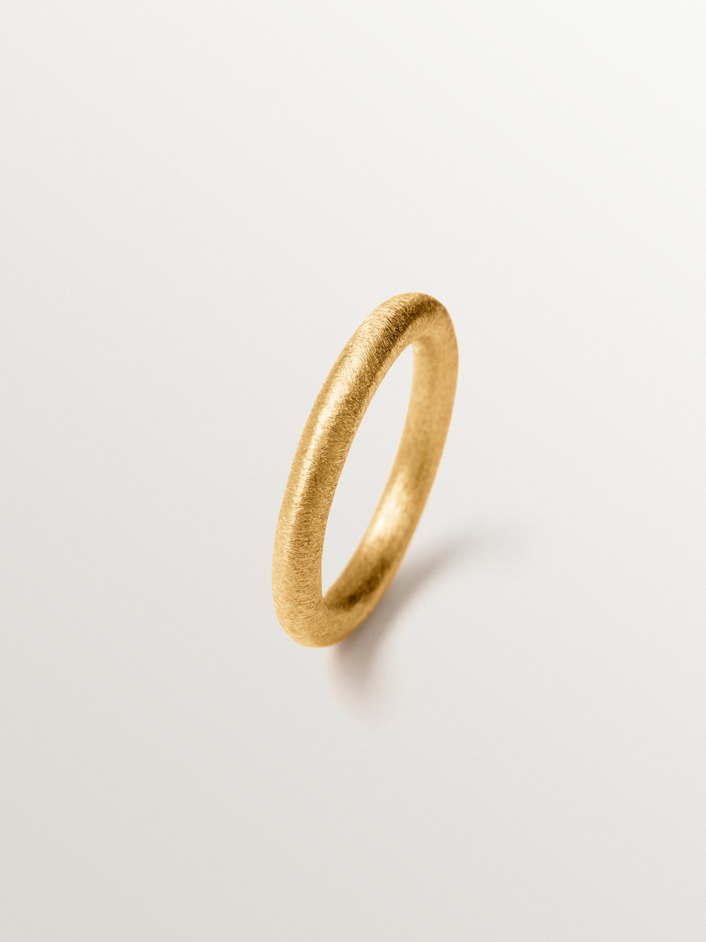 Anillo pequeño con textura de plata 925 bañada en oro de 18K