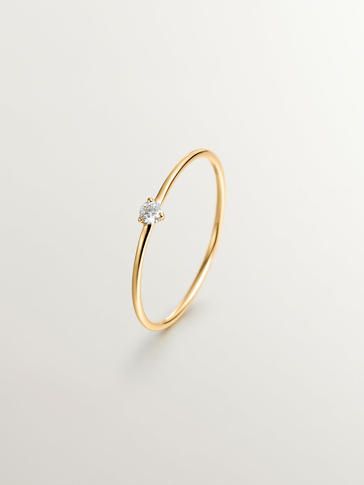 Anillo solitario de oro amarillo de 18K con diamante ISI2 de 0,048cts