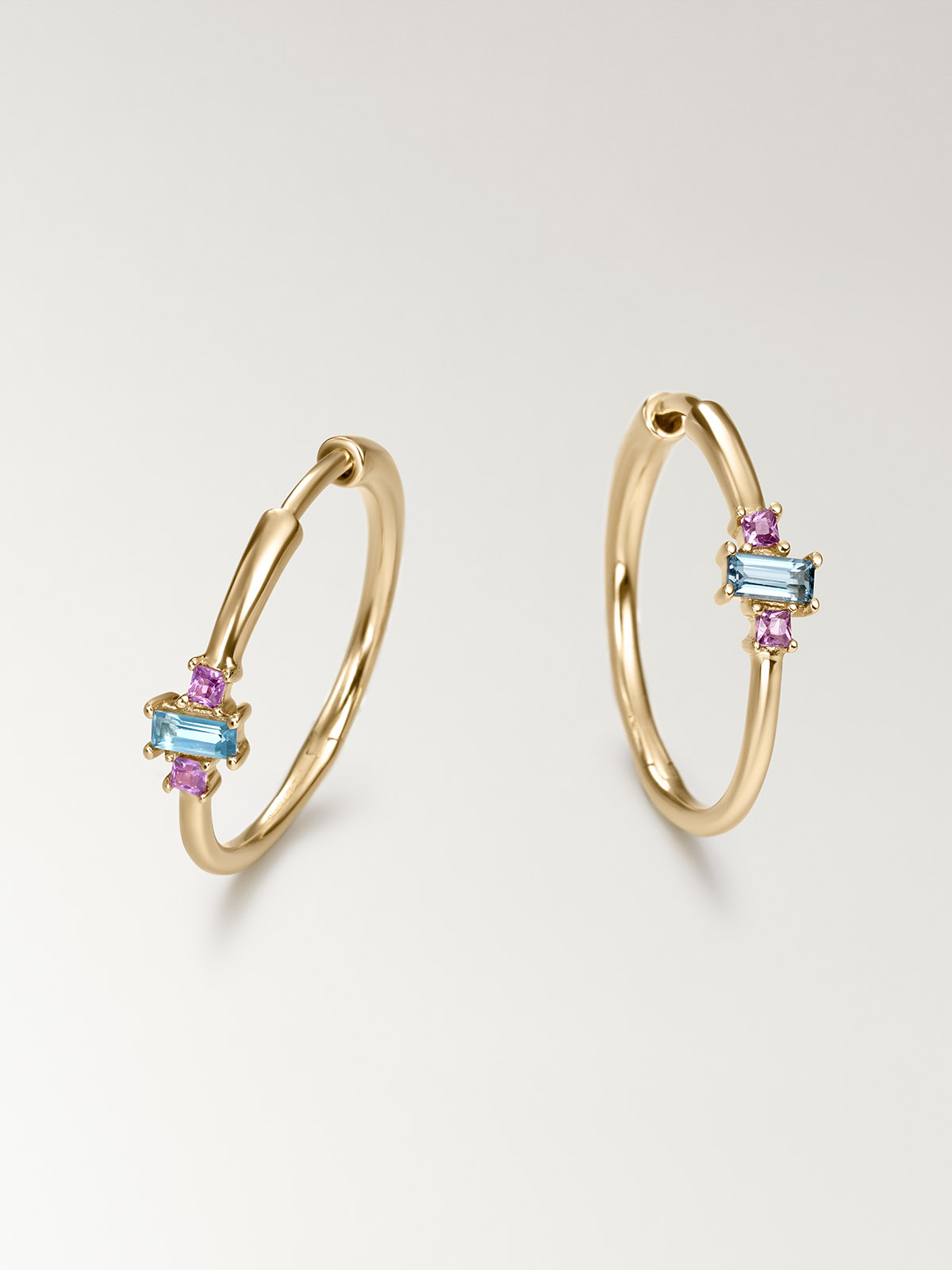 Pendientes de aro medianos de plata 925 bañada en oro amarillo de 18K con rodolitas rosas y topacios azul sky