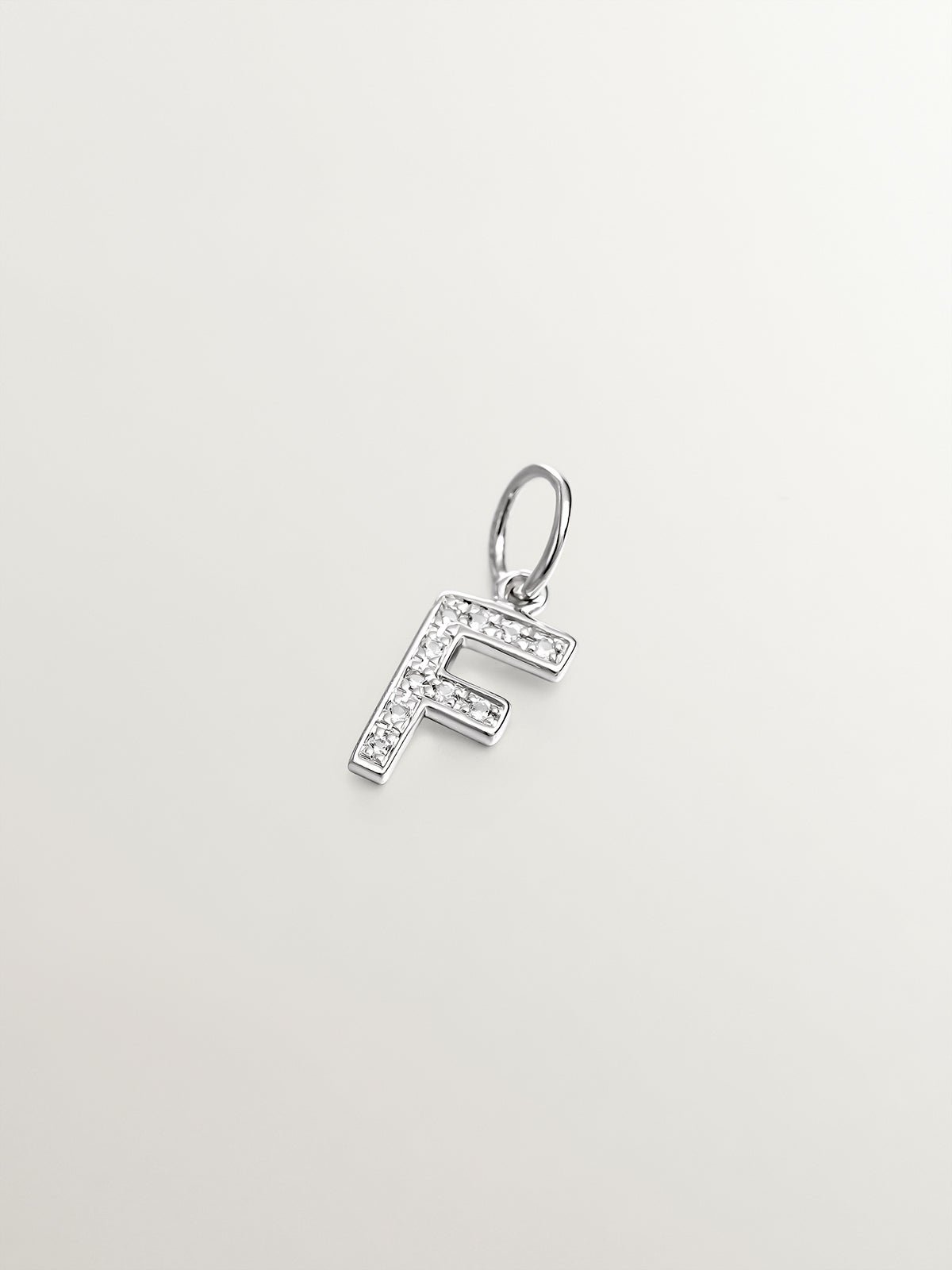 Charm de plata 925 y topacios blancos inicial F