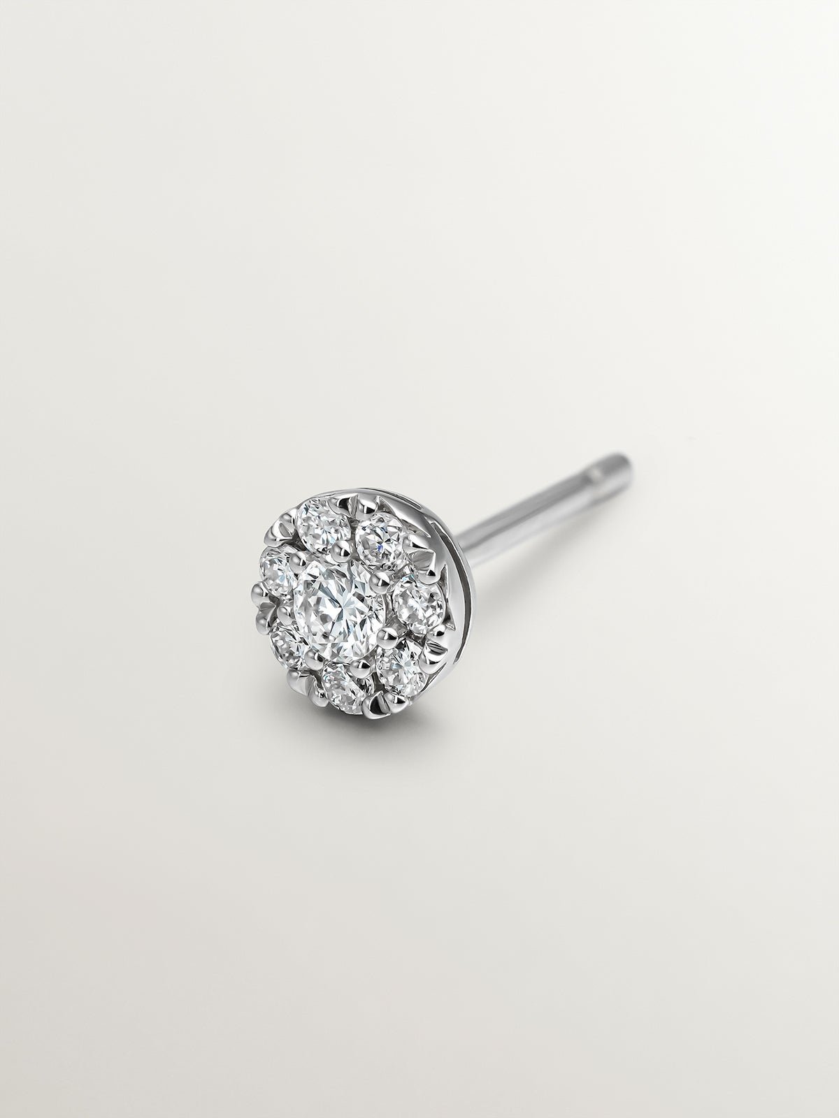 Pendiente individual de oro blanco de 18K con diamante en talla brillante