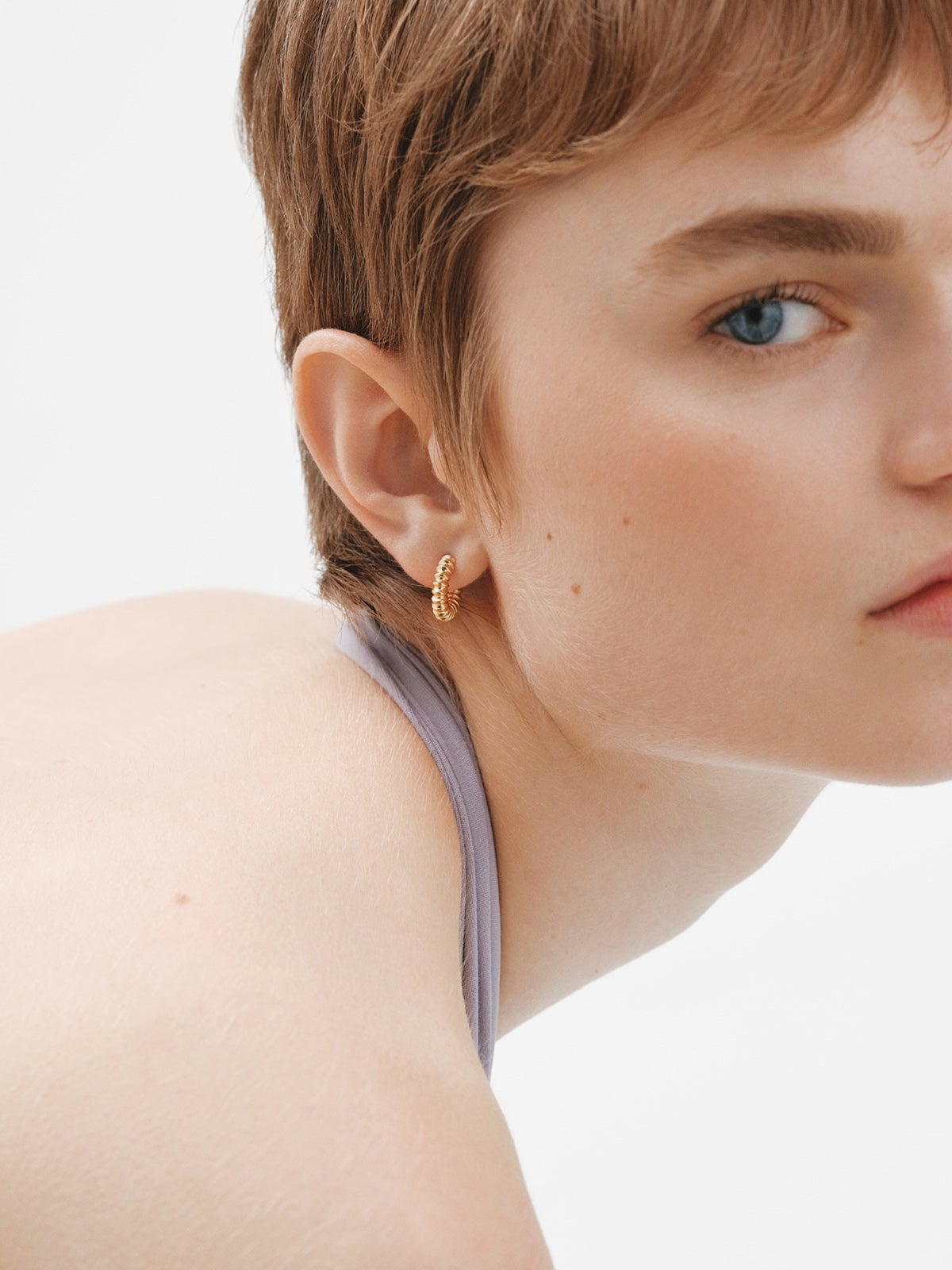 Small hoop earrings made of 925 silver plated in 18K yellow gold with an embossed finish.