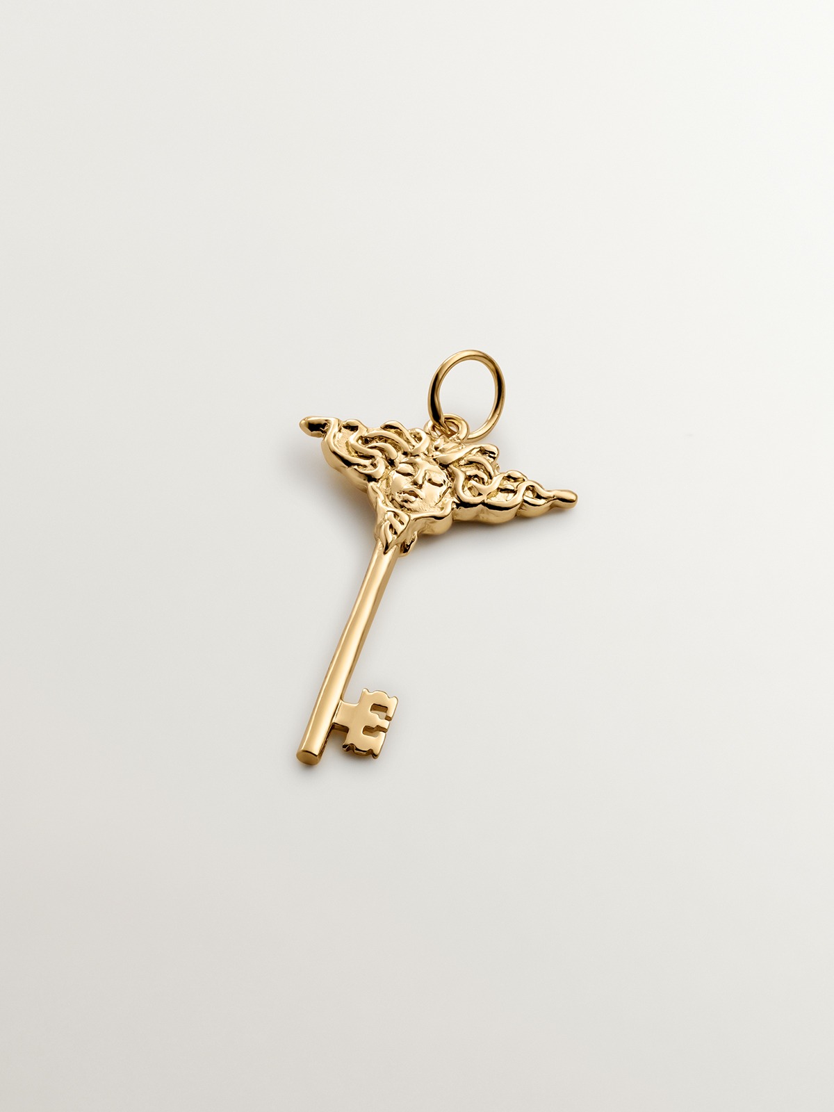Charm de plata 925 bañada en oro amarillo de 18K con forma de llave