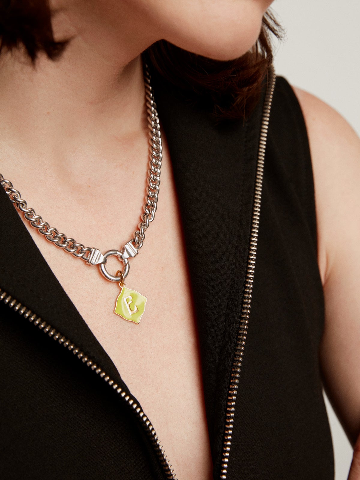 Charm de plata 925 bañada en oro amarillo de 18K con inicial E y esmalte amarillo con forma de rombo irregular