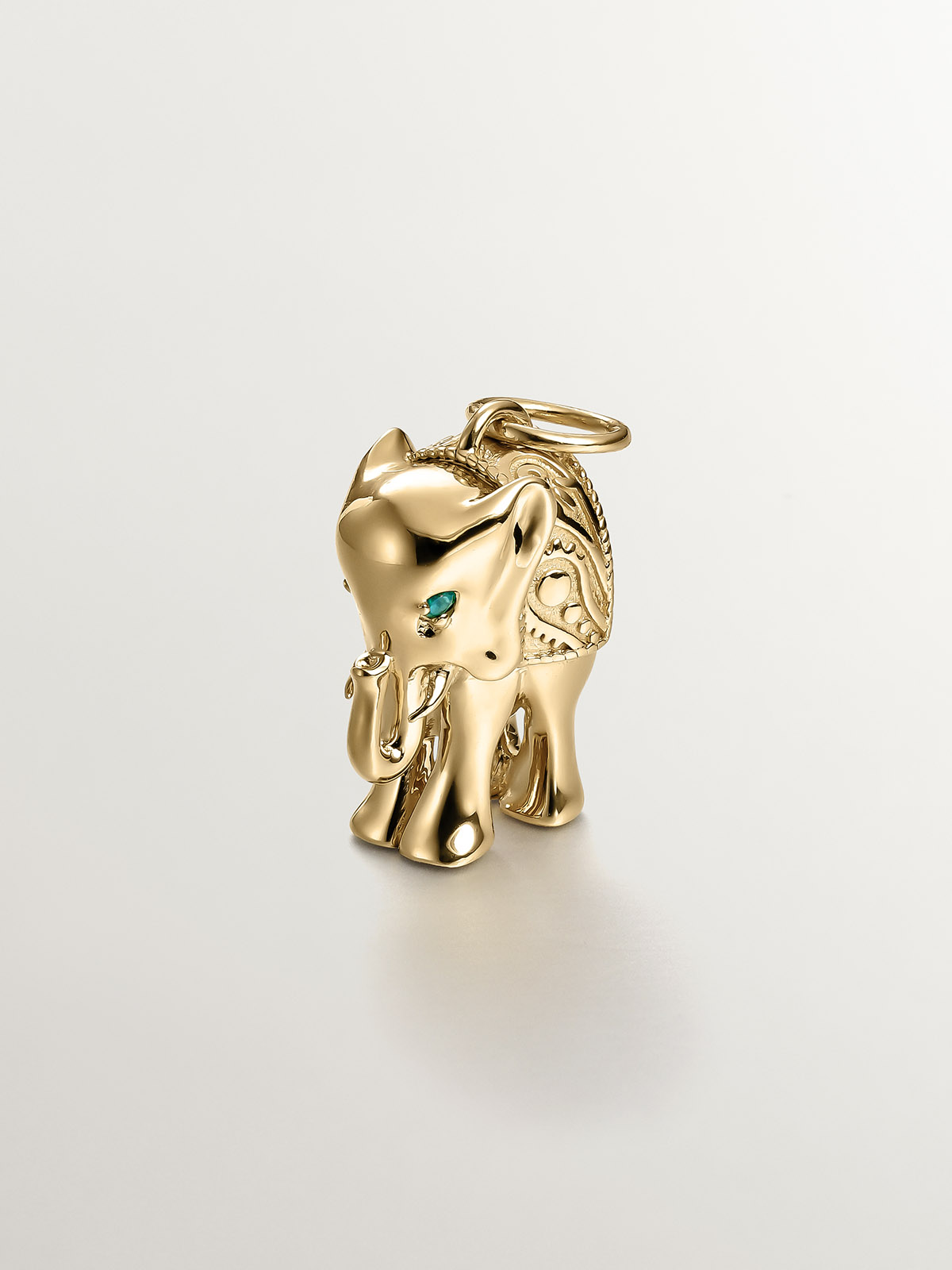 Charm de plata 925 bañada en oro amarillo de 18K con ónix verde y forma de elefante