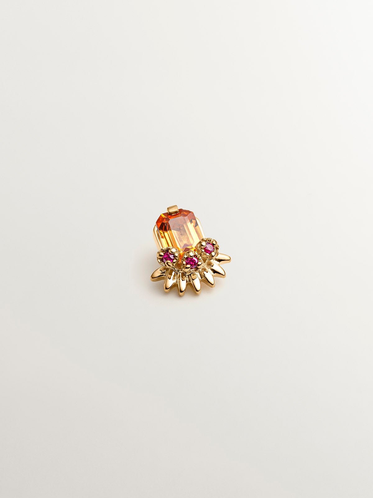 Piercing de oro amarillo de 18K con zafiro naranja central y rubíes rosas