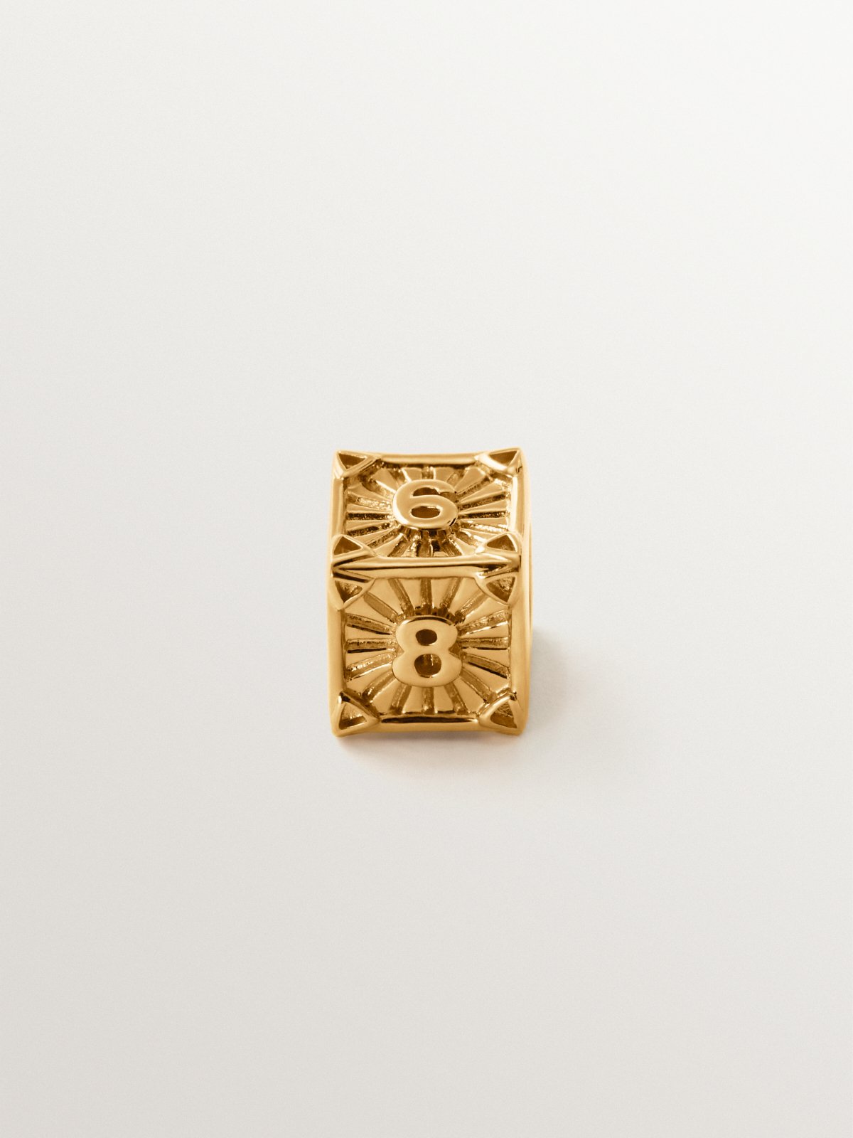 Charm de plata 925 bañada en oro de 18K con forma de cubo con números pares