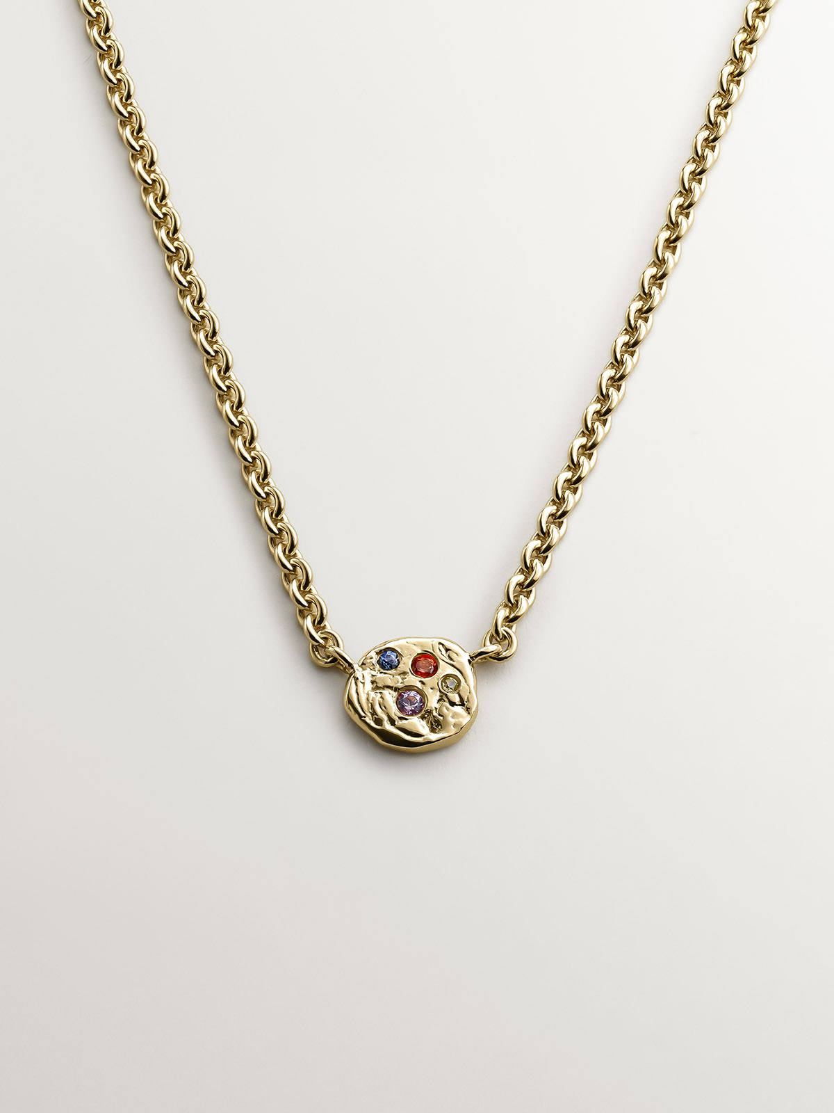 Colgante de plata 925 bañada en oro amarillo de 18K con relieve y zafiros multicolor