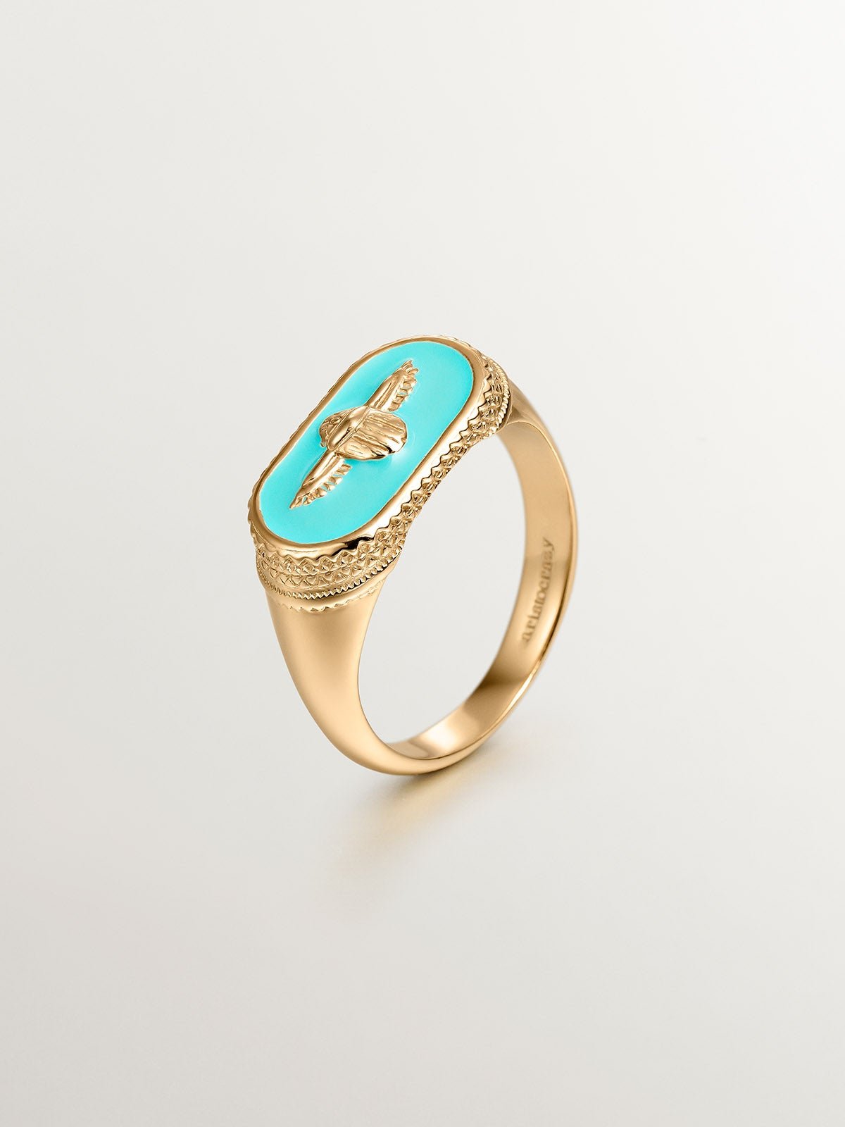 Anillo tipo sello de plata 925 bañada en oro amarillo de 18K con escarabajo y esmalte turquesa
